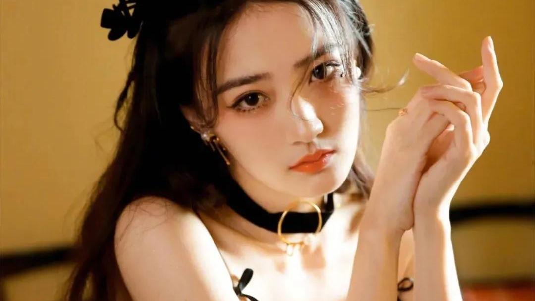 凉皮|夏天别扎低马尾了，很显老！今夏流行这3款发型，时髦显脸小
