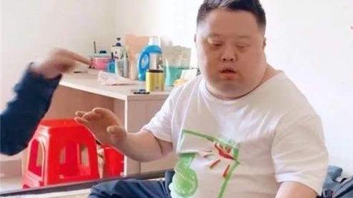 小鹿与驴|83岁老太投毒46岁智力缺陷儿子60粒安眠药，被捕时称：我养不动了