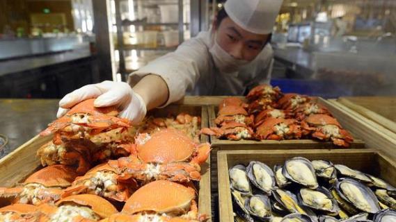 自助餐|吃自助餐时，内行人专挑这5种“隐形贵菜”拿！老板：这下亏大了