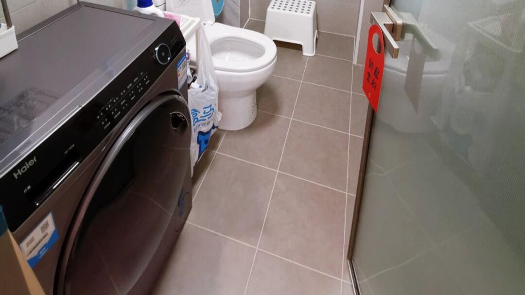 这是我见过最极简的装修，全屋大白墙，不做吊顶，一家三口很幸福