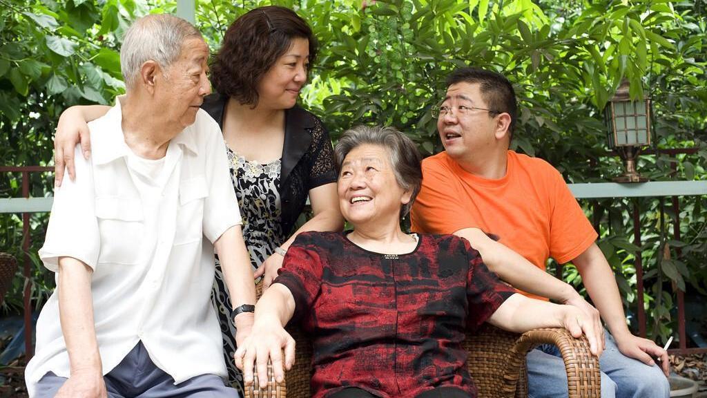 小鹿与驴 65岁大爷讲述：每个月退休金5000，却拿不出2块钱给孙子买棒棒糖
