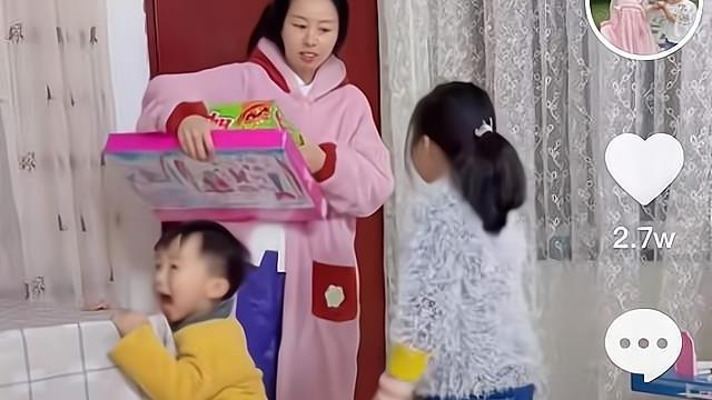 奇奇|田静更新动态，奇奇悦悦争先恐后孝顺妈妈，网友：幸福不过如此