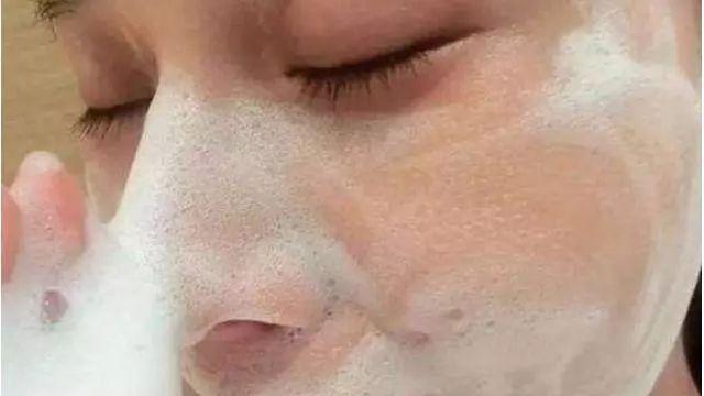 洗面奶 适合干皮用洗面奶有哪些 温和补水的洗面奶盘点