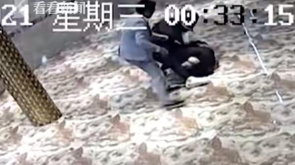 以身说法 男子酒后对女同学做出过分行为后，还殴打女同学男友，二人已被行拘