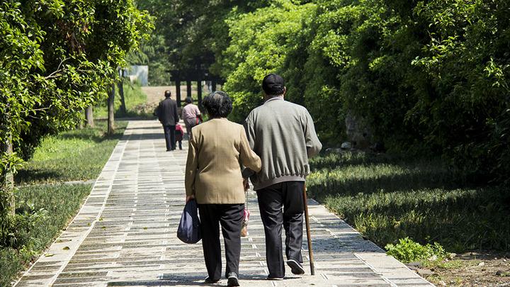 子芫伴你成长|53岁阿姨爱上夜跑，丈夫闹离婚，阿姨拿出一张纸：早盼着这一天