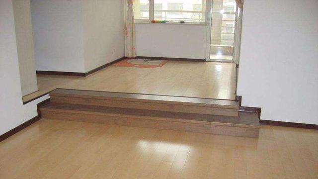 装修时，先铺地板还是先装门？顺序搞错可要重装