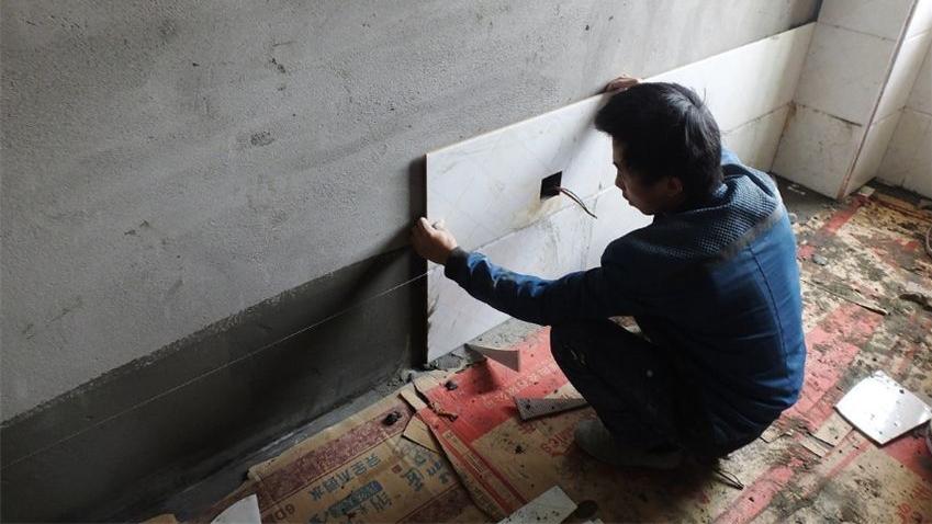 为何铺瓷砖前要先泡水？好心师傅告诉我后，才明白讲究这么多