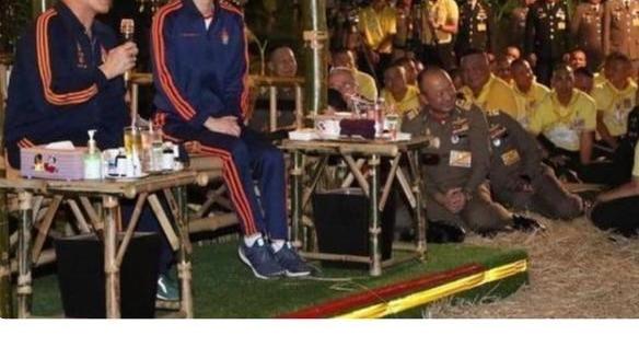 诗妮娜 苏提达坐着、诗妮娜跪着，泰国王室尊卑有多明显？