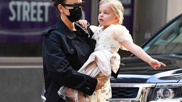 伊莲娜|超模伊莲娜久违带娃，全黑装比卡戴珊的更自然，女儿被打扮成公主