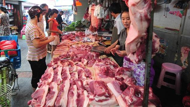 |吃肉自由了，但为什么有商贩拿着布给猪肉做按摩呢