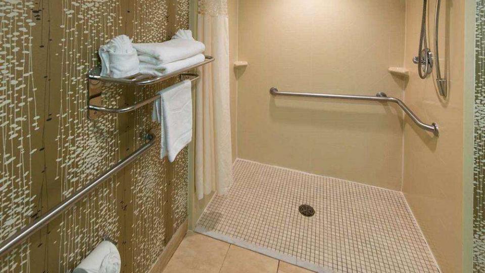 卫生间斜坡排水已经过时了！直接抬高2cm，排水更快还防滑