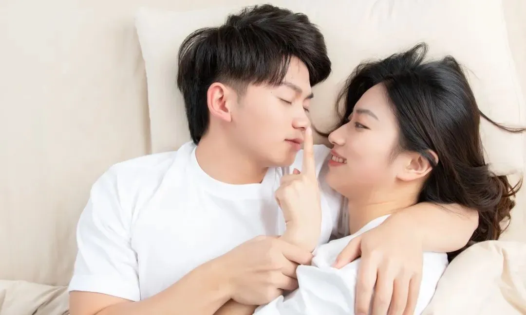 爱拾夕|老公睡觉不安分，老喜欢把腿“压在你身上”，多半是这几个原因