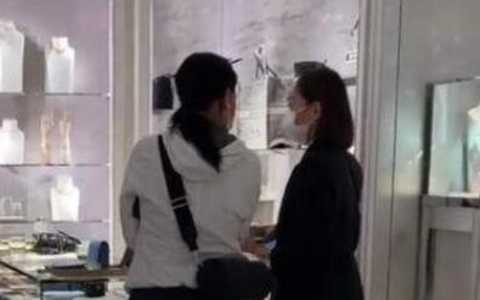 那英|那英带女儿在伦敦买奢侈品，被指嗓门大态度凶，女儿家教严格乖巧安静