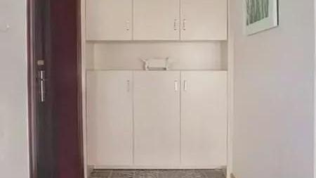 预算不够搞穷装，只能满墙面刷大白，老婆说我装修太简单！