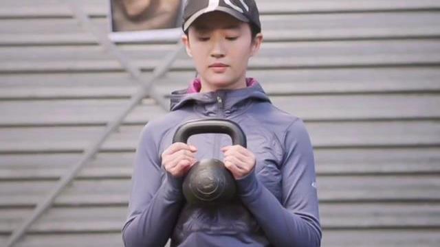 刘亦菲|刘亦菲更新健身房日常照，脚上“鞋子”却成焦点：是对教练的尊重