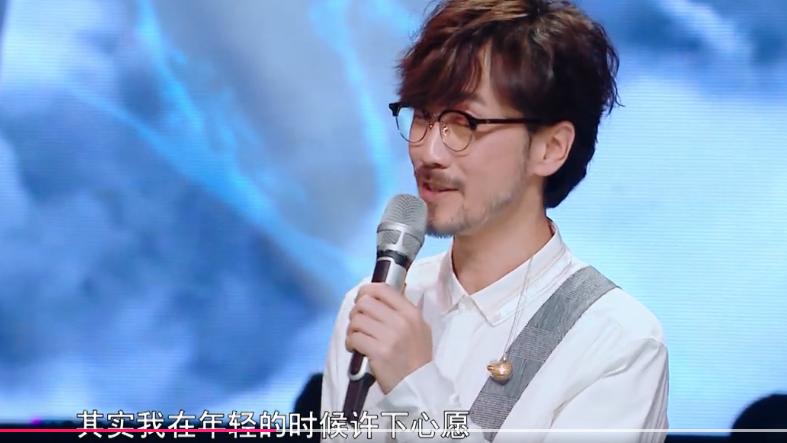 网友心疼周传雄被淘汰，其实更多的是对自己逝去青春的留恋和惋惜，唏嘘的是再回首时的物是人非