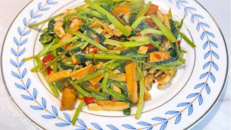 芹菜|冬天，吃鸡肉不如吃它，经济又实惠，营养又补钙，孩子喜欢吃