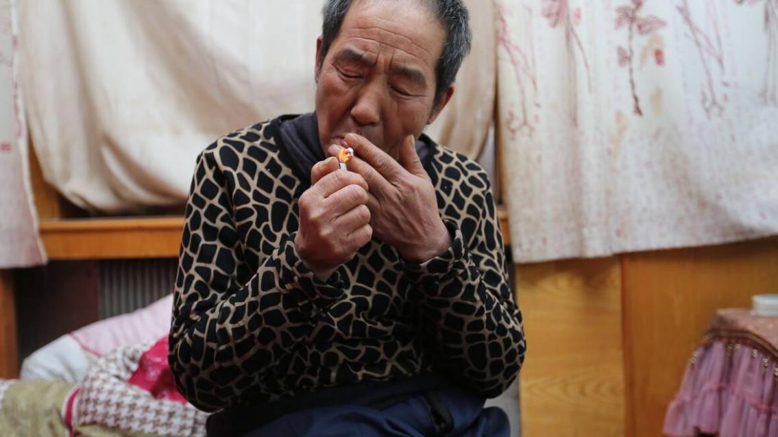 奶兔故事会|72岁大爷提出给保姆每月一万二的工资，保姆拒绝：请你尊重我