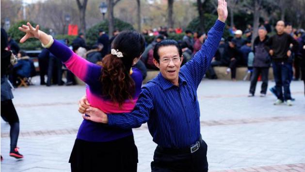 胡子鱼情感|老人晚年活动时，为什么不建议去跳交谊舞？63岁阿姨: 交谊舞害人