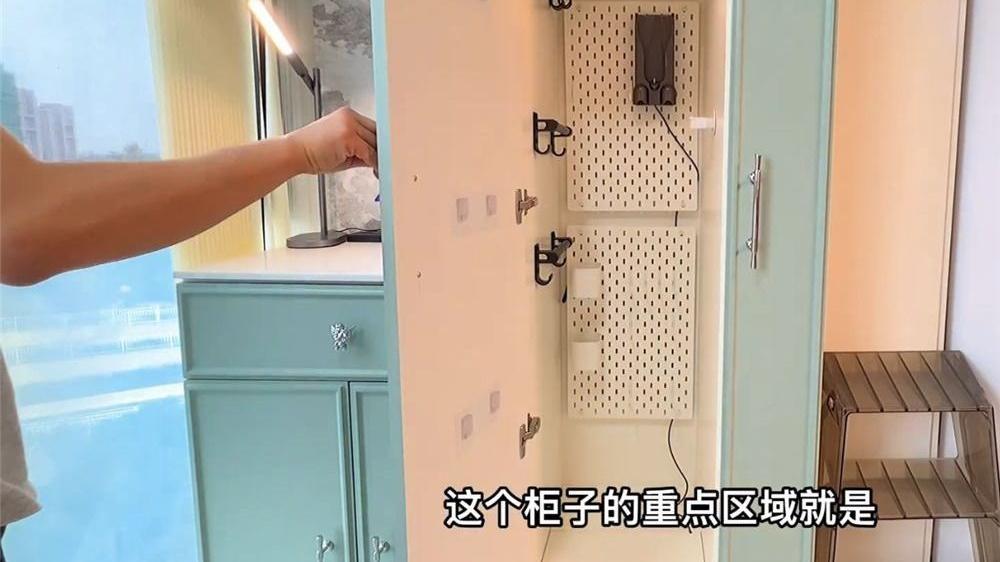 姑娘“沉浸式”收纳杂物柜，将各种日常杂物分类收纳，也是没谁了