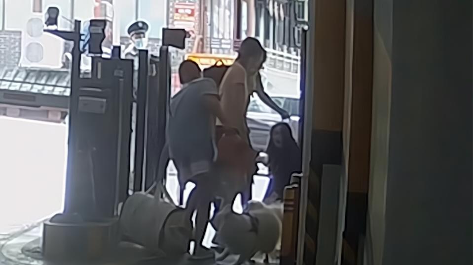 二十四频道 深圳一女子被狗咬伤，狗主人先报了警，称可以赔钱但不道歉：对方要求离谱