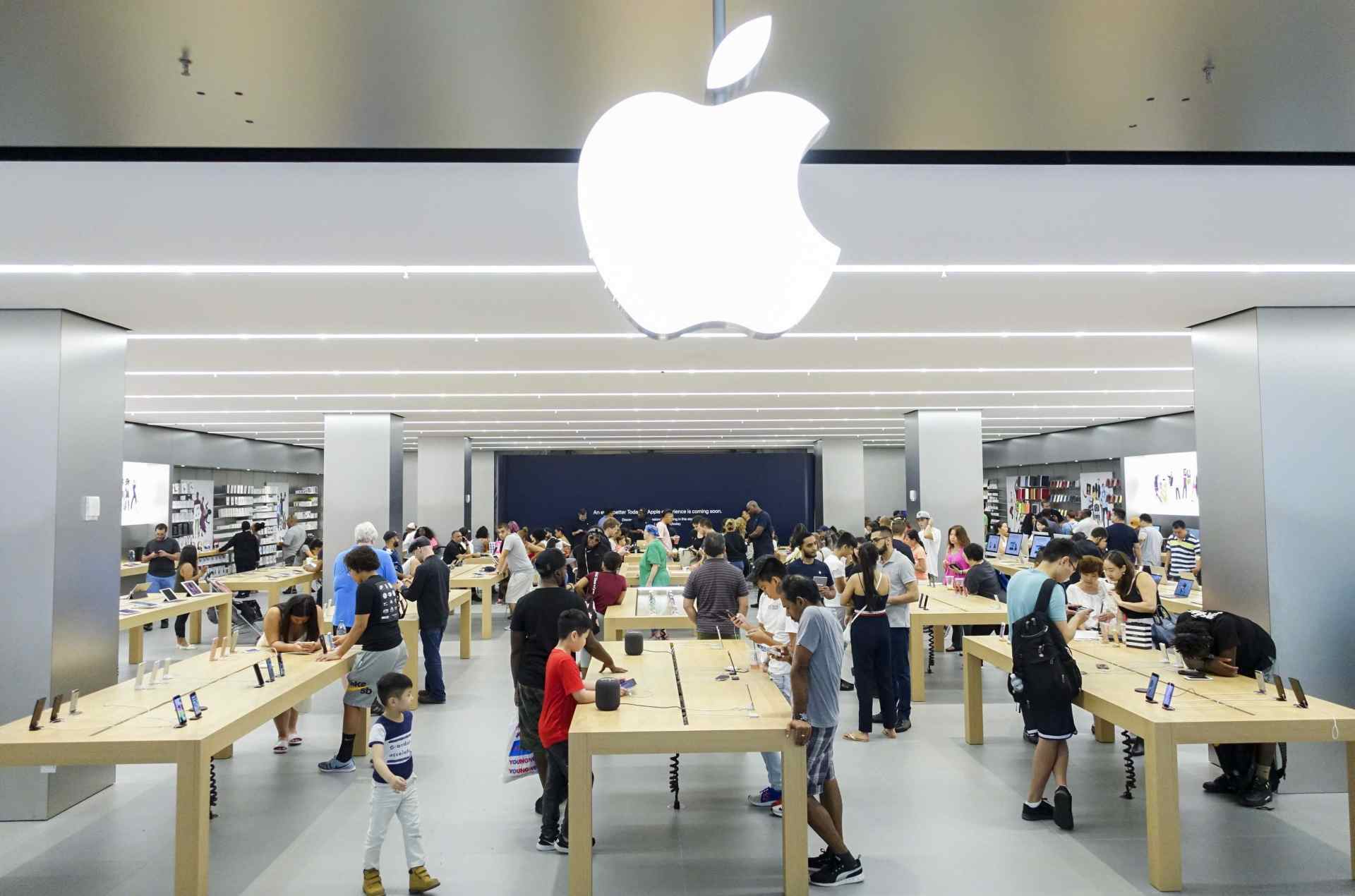 国内巨头扯下苹果遮羞布，中国消费者学聪明了，低配高价惹麻烦