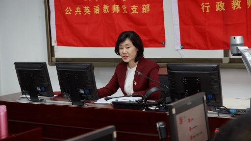 教师|她是大学副校长，全国优秀教师，却因“沉迷美容”断送美好前程