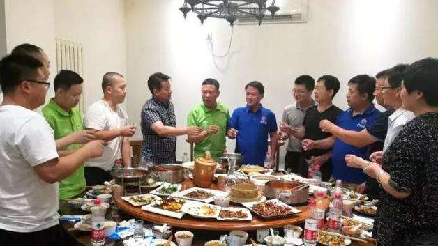 舌尖|才知道，爱喝酱香酒的人，为啥一定要备1瓶矿泉水，原来大有讲究