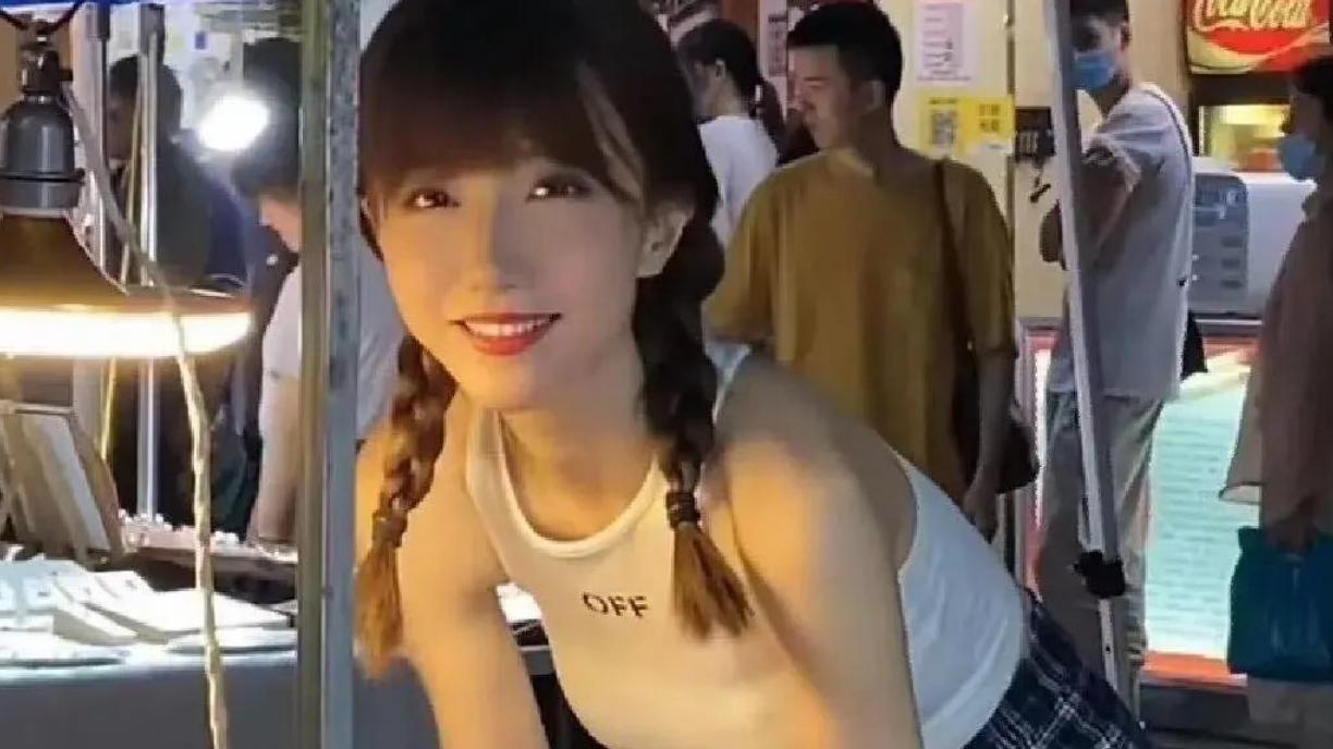 小姐姐|杭州00后小姐姐夜市卖小吃，自称月入5万，网友一看搭档，难怪