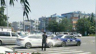 出租车 山东济南一轿车撞上出租车，司机猛踩油门，目击者：他在车里睡着了