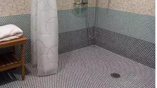 洗澡时你划到过吗？家里有老人、小孩特别注意，这样防滑！