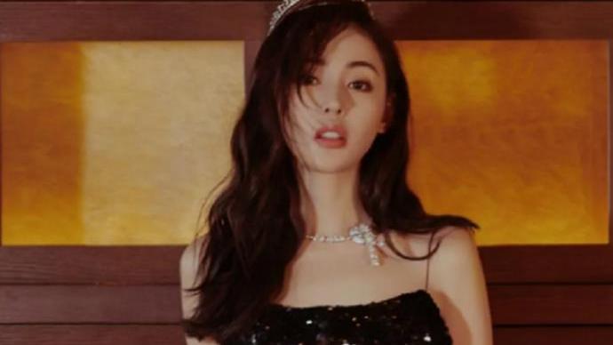 芦苇荡|过度热情？张天爱与男领导聚餐被拍，帮开车门，还主动拥抱引热议