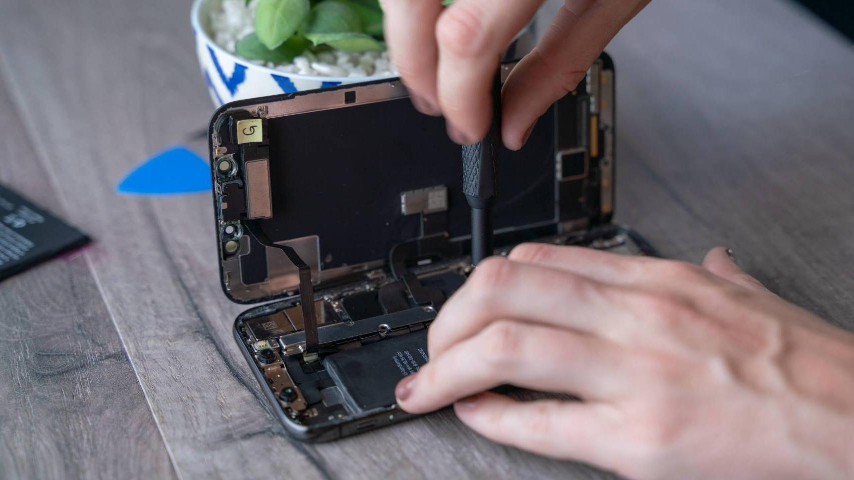 手机坏了自己修？苹果推自助维修计划，但我还是劝你考量好