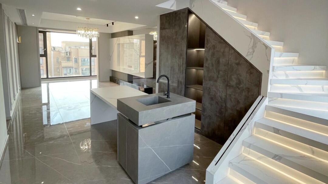 她家最顶层新房，装修大气上档次，打扫干净还没布置家具就很漂亮