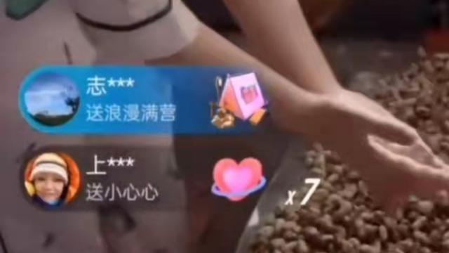 奇奇|许敏剥花生剥到手起泡，奇奇也来帮忙，田静帮婆婆贴创可贴