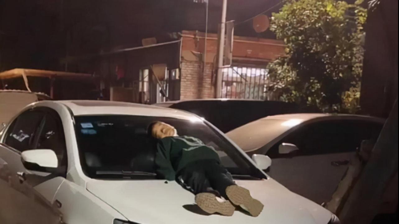 子芫伴你成长 父母离异，9岁儿子半夜睡车顶瑟瑟发抖：被父母嫌弃的孩子有多苦