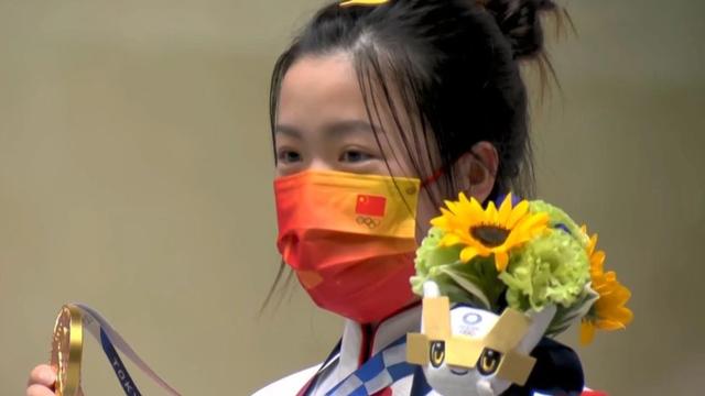 美甲|夺奥运首金的杨倩红了！冠军珍珠美甲成功抢镜，生活照美似女明星