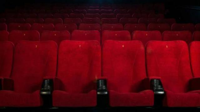 为何电影院座椅是红色？年轻小情侣表示感谢，网友：关灯后全懂了