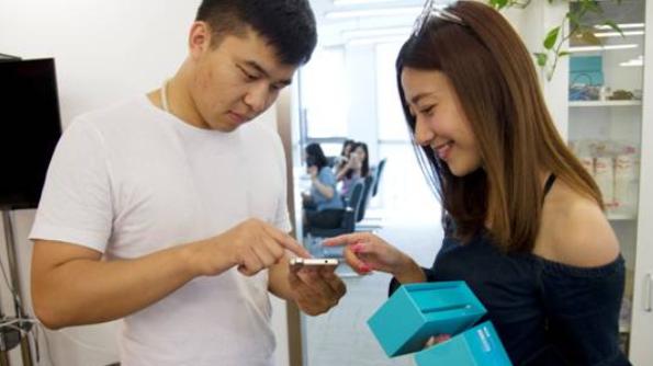 2021在实体店买手机和网上买有何区别？实体店老板爆料：差别很大！