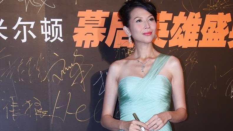 抹胸裙|短发的蔡少芬真挺贵气，橘色抹胸裙前短后长，小腿偏胖也挺抢眼