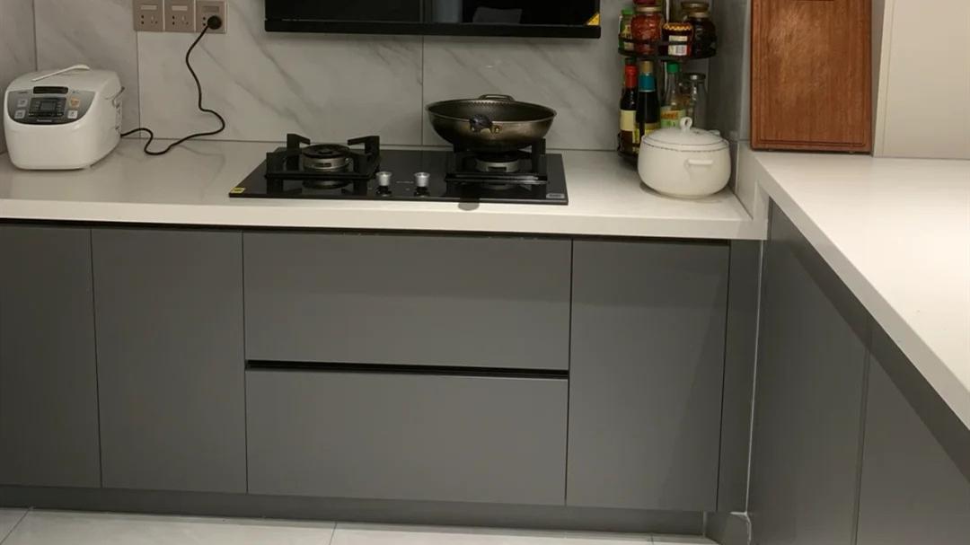 厨房主下水管在墙中间，能移动到墙角吗？