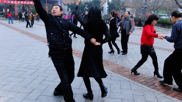 我喜欢你恩|46岁的女人跟舞伴说，只要你答应我三个条件，我随叫随到