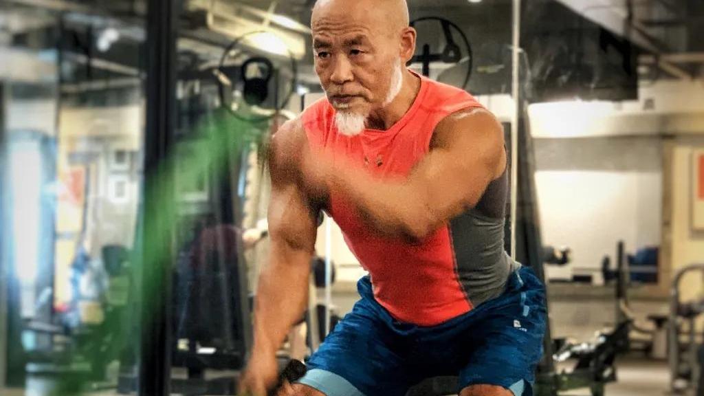 彭于晏 老年版彭于晏？43岁才开始健身，迎娶小13岁妻子，人生赢家