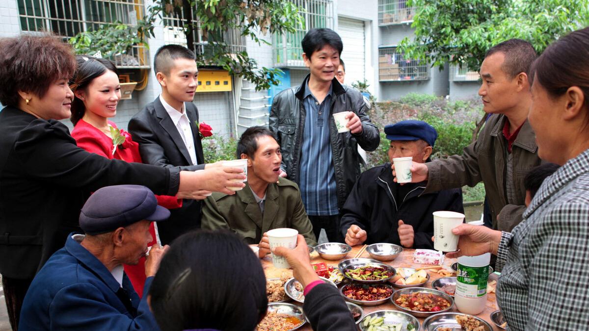 黑皮和方脸|“两千块一瓶而已”新娘舅舅拒绝敬酒指名“非茅台不喝”毁了婚宴