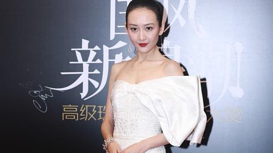 王鸥 王鸥一袭纯白长裙挺大气，但是发型太“贴头皮”，看着有点显老气