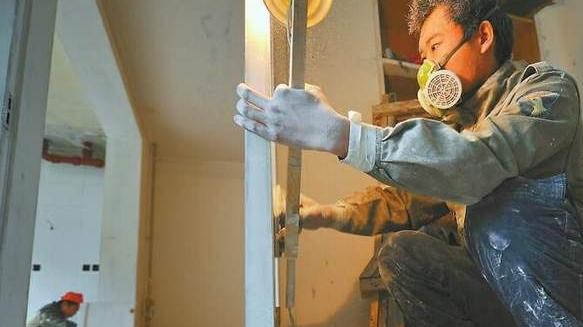 农民工日工资3百元，刮大白贴瓷砖搬砖，但他们咋还说自己没钱？