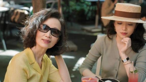 快乐橙子 59岁阿姨去旅游，不小心和男邻居发生关系，纠结要不要告诉老伴？
