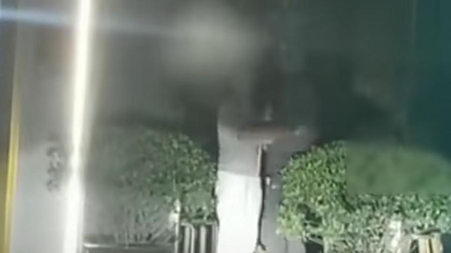 华夏小洋哥|河南南阳: 女司机开远光鸣笛打扰情侣接吻，男子怒拿水瓶砸车！