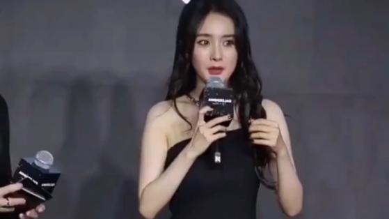 曹云金|杨幂穿丝袜出席活动，两腿一边大一边小，与男主持对视韵味十足