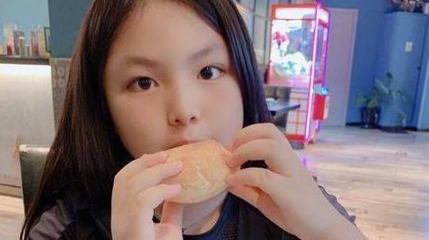 王诗龄|李湘和女儿王诗龄反着长？李湘减肥成功似少女，诗龄升初中却变黑